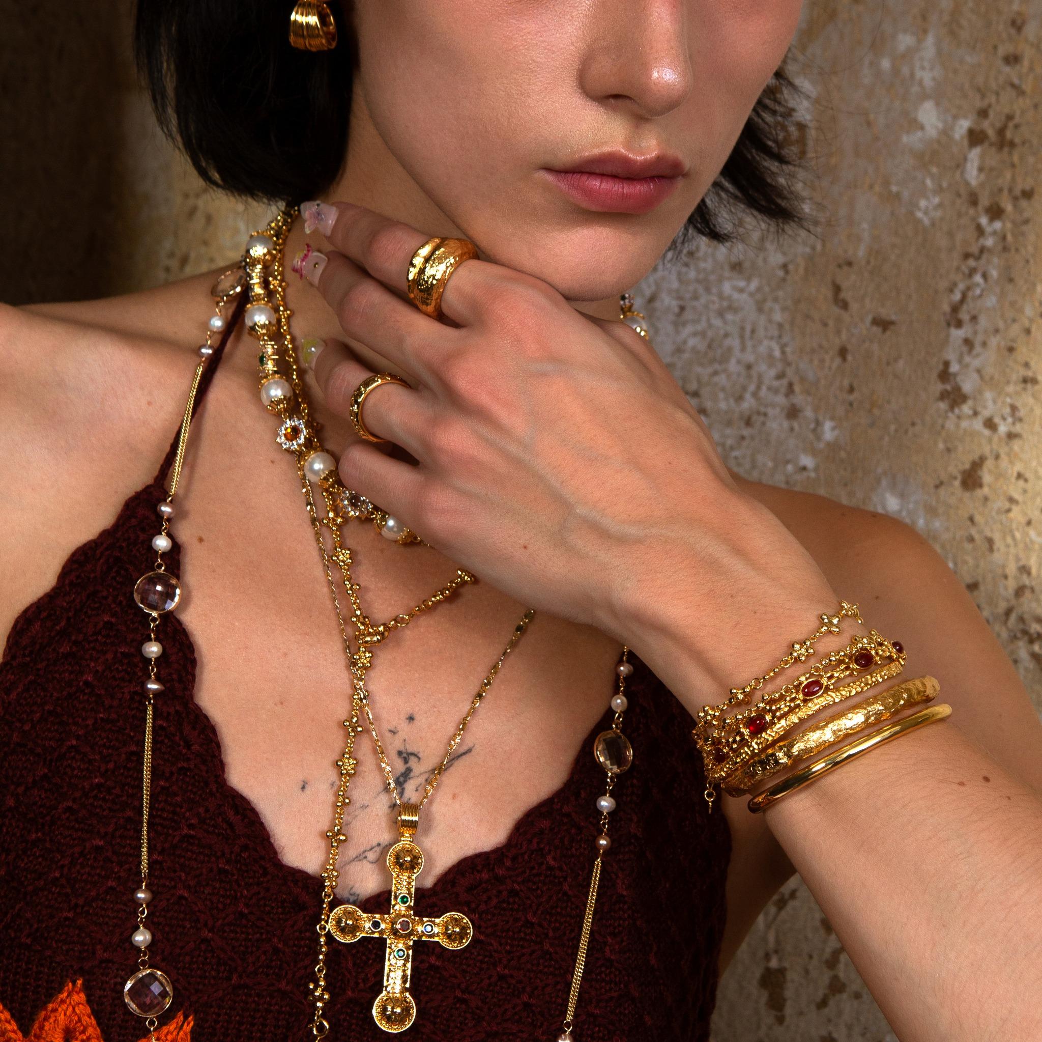 en route XL Cross Chain Necklace in Gold, Oversized Chain with Bold Cross Detail, Ultimate Street-style Statement Piece for Layering or Solo Urban Looks