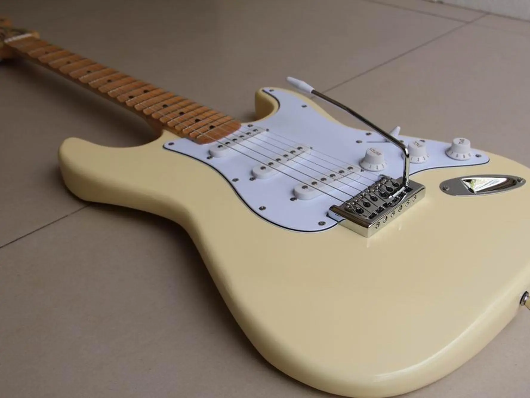 New Fender Stratocaster Yngwie Malmsteen Electric Guitar, 21 Jumbo Frets, Scalloped Maple Fretboard, Cream Color
