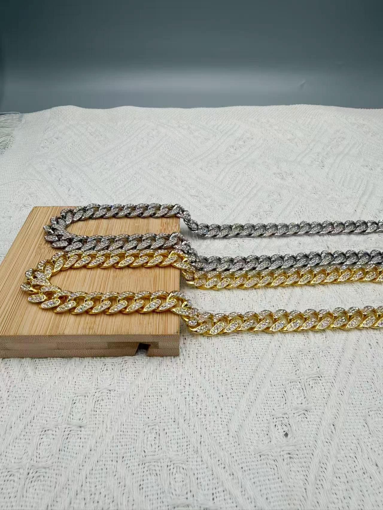 QGANCLE Hip-hop style Cuban chain pendant necklace - personalized men's necklace - an excellent gift for your boyfriend. Universal design for both men and women. Personalized droplet pendant necklace with personalized pendant.