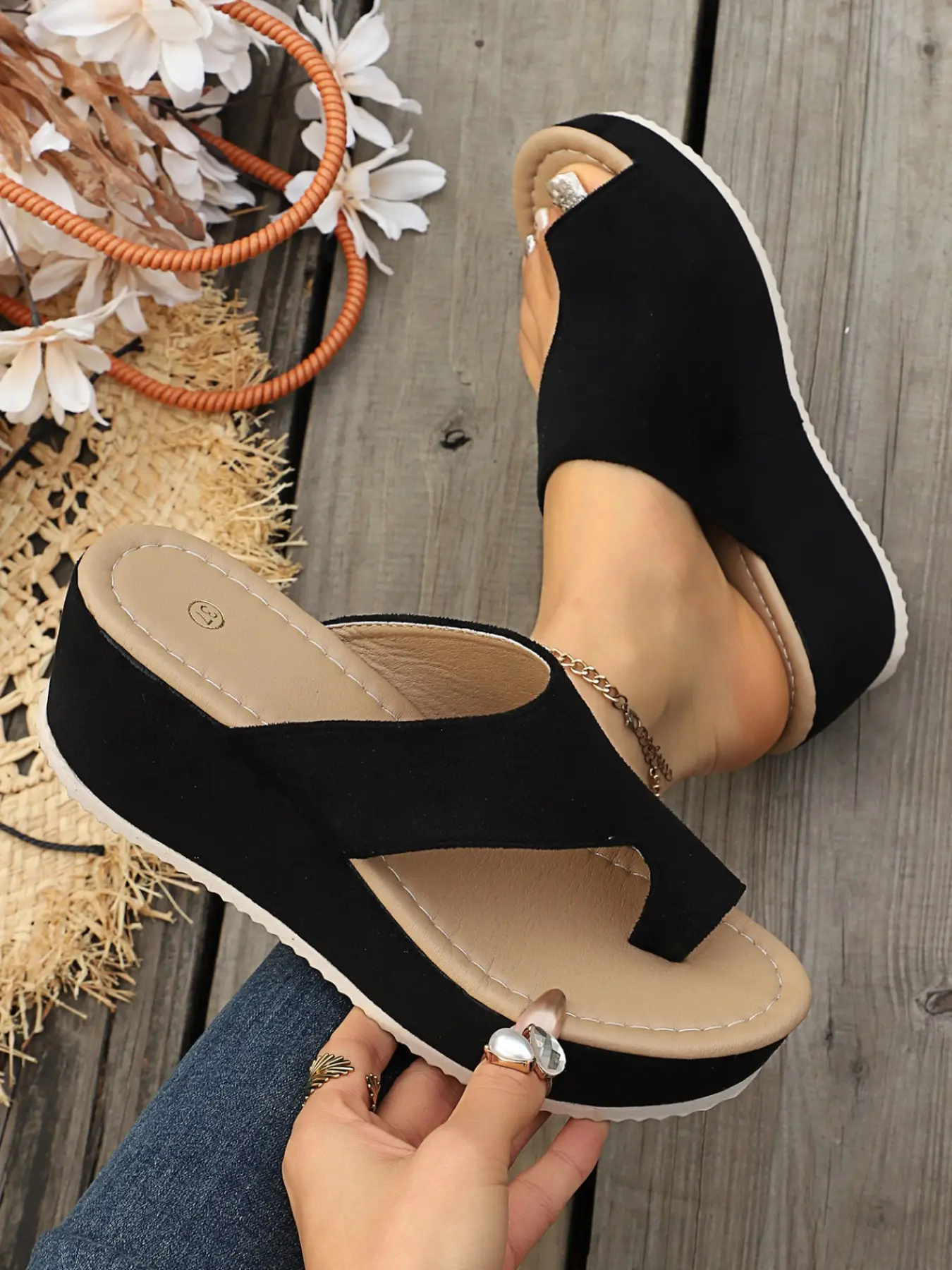 Summer women's fashionable thick soled sandals, comfortable platform flip flops, personalized beach anti-skid Rubber slippers for indoor and outdoor wear all day long, Flatform, Higher Platform Sandals, Chic Summer Footwear, Daily Fashion Footwear
