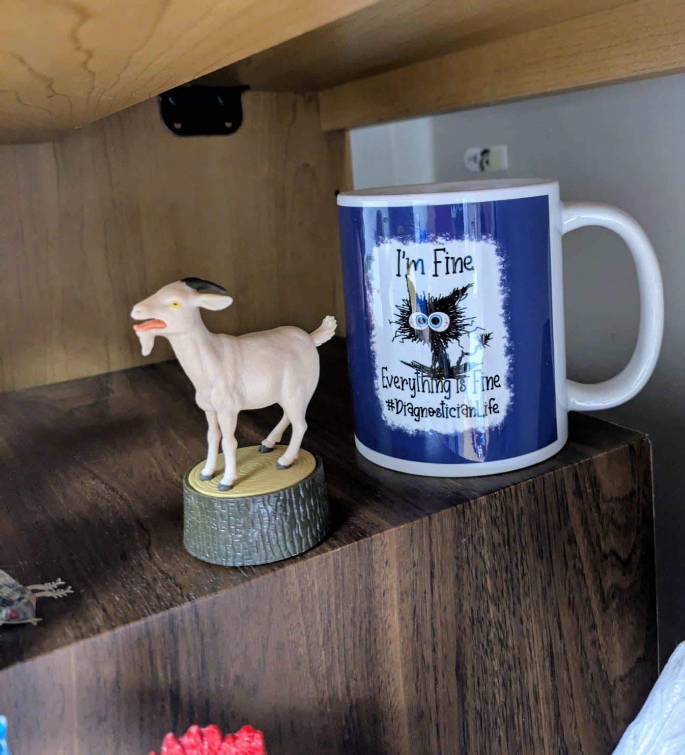 The Screaming Goat – Mini Figure with Sound & Pocket Book | Funny Desk Toy & Gag Gift for Goat Lovers, Adults & Kids