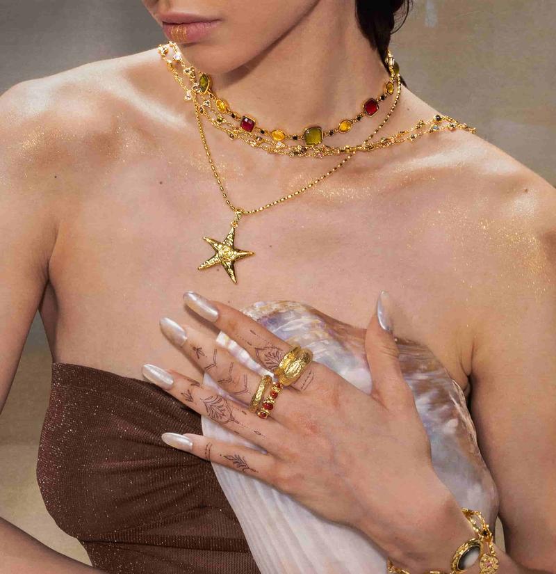 en route Gold Starfish Necklace, Ocean-inspired Textured Details, Perfect for Layering on Vacation Beach Outfits or Relaxed Resort Looks