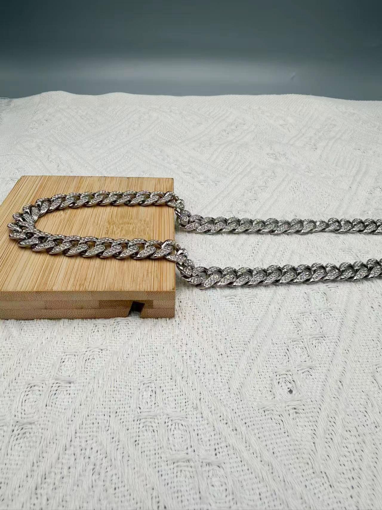 QGANCLE Hip-hop style Cuban chain pendant necklace - personalized men's necklace - an excellent gift for your boyfriend. Universal design for both men and women. Personalized droplet pendant necklace with personalized pendant.