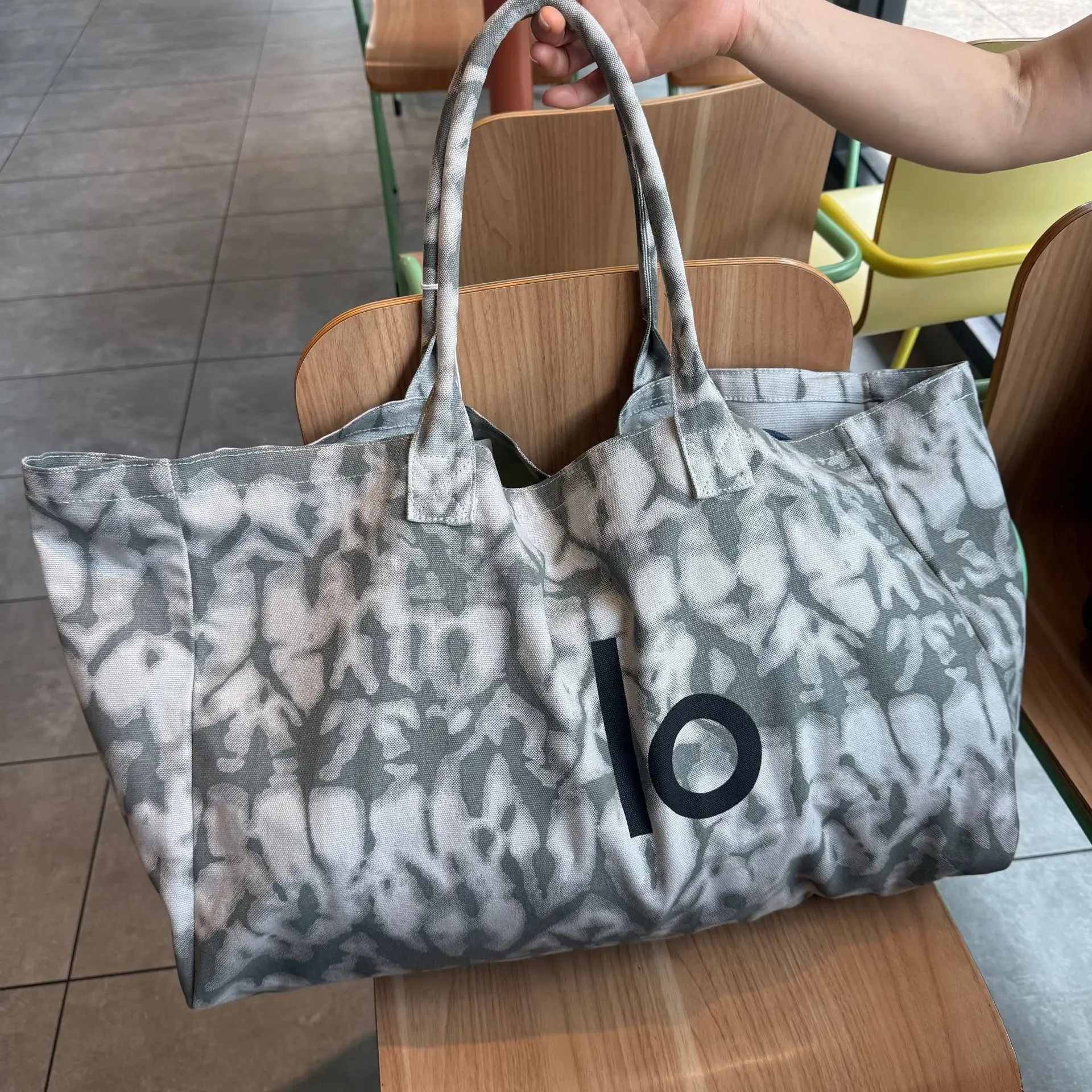 New Women's Canvas Bag – Sophisticated Shoulder & Handheld Tote – Large Capacity for Commuting, Yoga, and the Gym