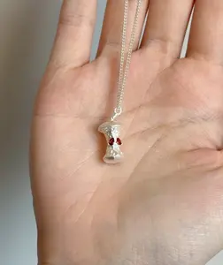 Unique and Creative Copper-plated Silver Small Apple Core Pendant Necklace for Her A Feminine Niche and Versatile 3D Stylish and Personalized Collarbone Chain