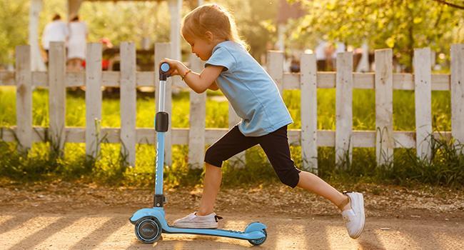 Kids Scooter for Ages 3-12 with Multi-Gear Handlebar Adjustment, Light Up Wheels, Lean-To-Steer Design & Widen Anti-Slip Deck