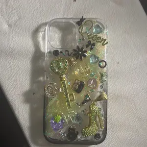 Junco Case iPhone 14 with Glittery Key Design and Heart Accents for Stylish Protection