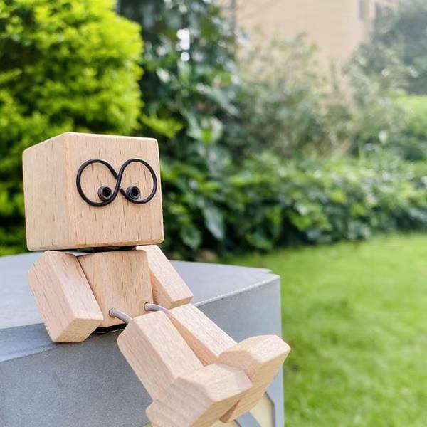 Wooden Creative Car Decoration Charming Rocking Man Mini Dashboard Bobblehead Toy with Leg Swinging Small Wooden Man for Car Accessories