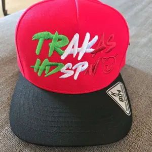 Gorra Trakas  color rojo  visera obscura   de algodon  marca kamel