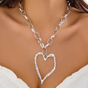 Retro Exaggerated Hollow Love O-chain Necklace, Stylish And Simple Irregular Large Peach Heart Pendant Collarbone Chain