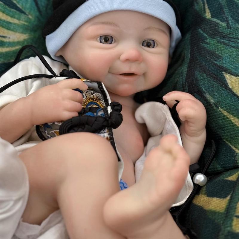 Reborn doll, 18 inches/45 cm tall, made of soft silicone for a lifelike feel; closed-eye sleeping design; newborn girl doll that appears brand new. Comes with a birth certificate and clothing—the perfect gift for a child.