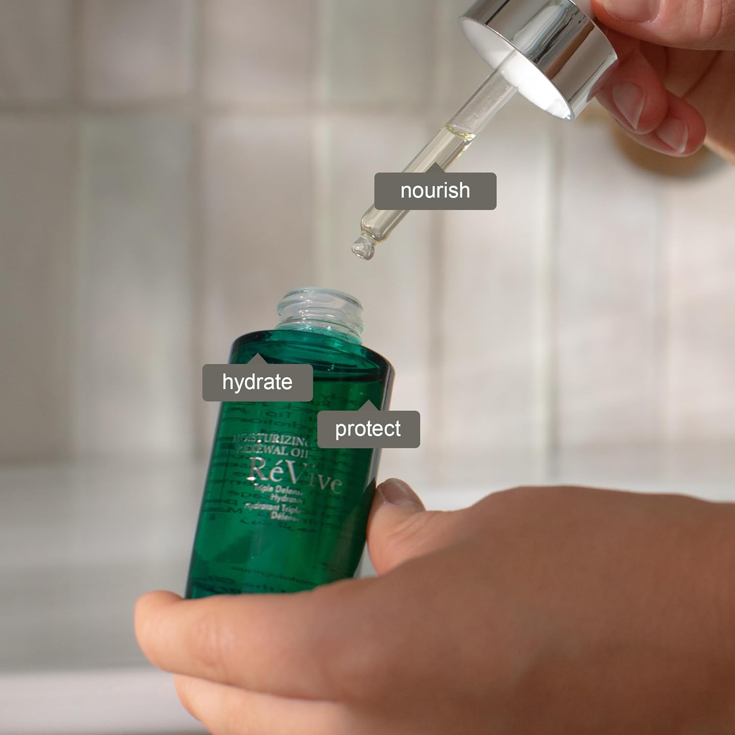 RéVive Moisturizing Renewal Oil / Triple Defense Hydrator - Hydrates, Smooths & Strengthens the Skin Barrier with Bio-Renewal Peptide & Glow Oil Complex(1.01 0z)