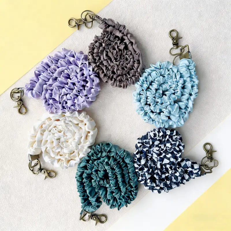 This versatile neck strap, designed specifically for storing identification documents and keys, features a secure elastic clip. The material is soft and easy to carry, making it perfect for use by female nurses, doctors, the elderly, and children.