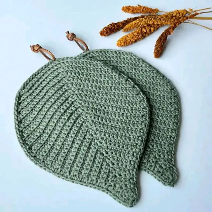 Leaf Potholders - Green Leaf Design, Ideal for Kitchen Use Bakeware Oven