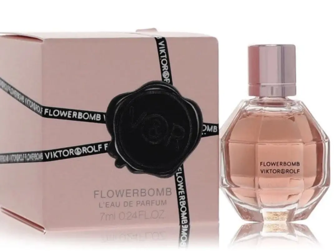 Viktor & Rolf Flowerbomb, Long Lasting Eau de Parfum for Women | Amber Floral Scent with Jasmine, Rose & Vanilla, Long Lasting Perfumes, Women Perfumes, Flowers, Adults, Green Tea, Spray On Skin, Regular Ed., Aroma Scented Floral, Edp Fragranced Perfume