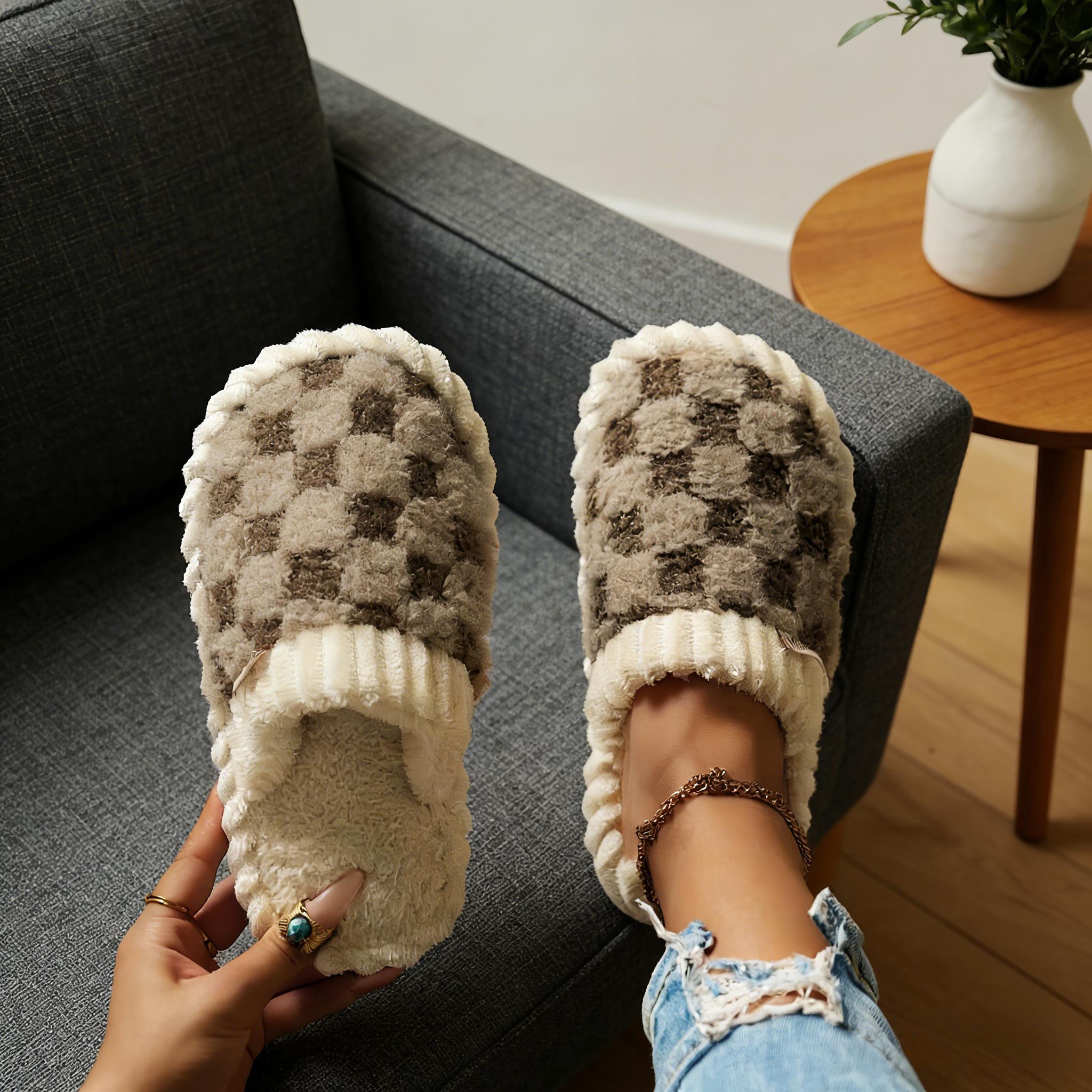 Checkered Plush Slippers for Men & Women – Warm Fuzzy Memory Foam Indoor/Outdoor House Shoes, Non-Slip Cozy Winter Bedroom Slippers