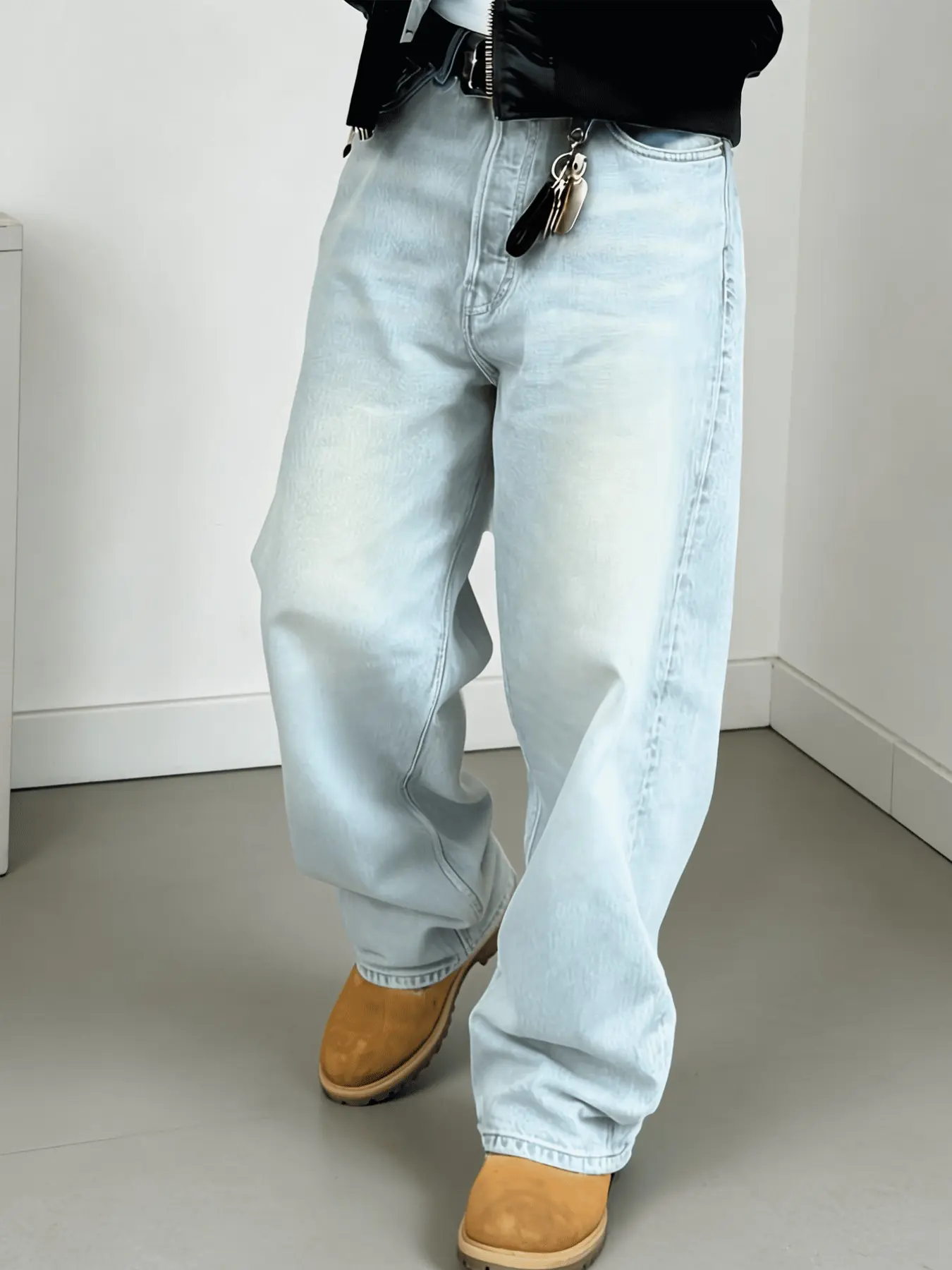 Versatile Casual Light Wash Jeans with Pockets, Stylish Long Pants, Comfortable Everyday Wear, Perfect for All Seasons, Streetwear