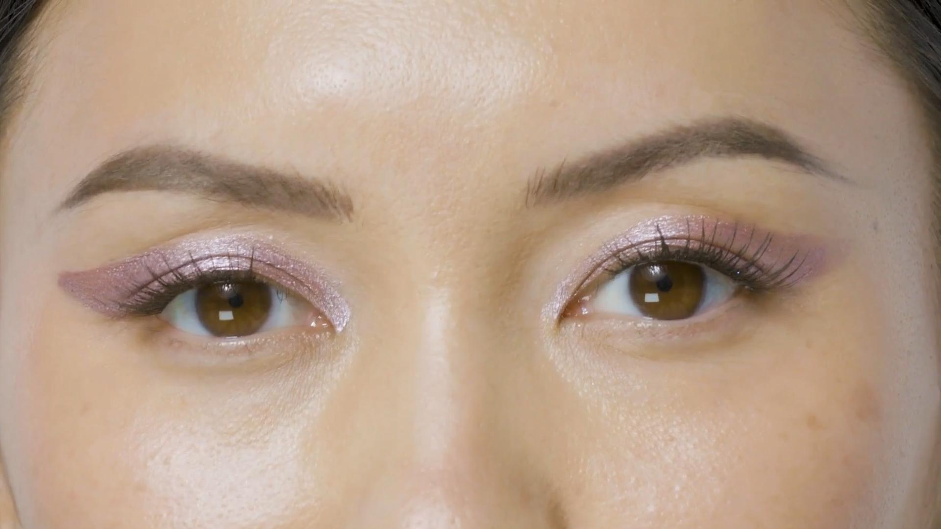 Stila Shimmer & Glow Liquid Eye Shadow - Pearl-Packed Translucent Base for Rich Color Payoff Stila Shimmer & Glow Liquid Eye Shadow - Pearl-Packed Translucent Base for Rich Color Payoff