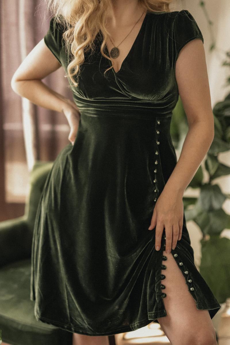 1940s Deep V-Neck Pearl Velvet Dress with Fur Buttons Vintage Casual Polyester Green Womenswear