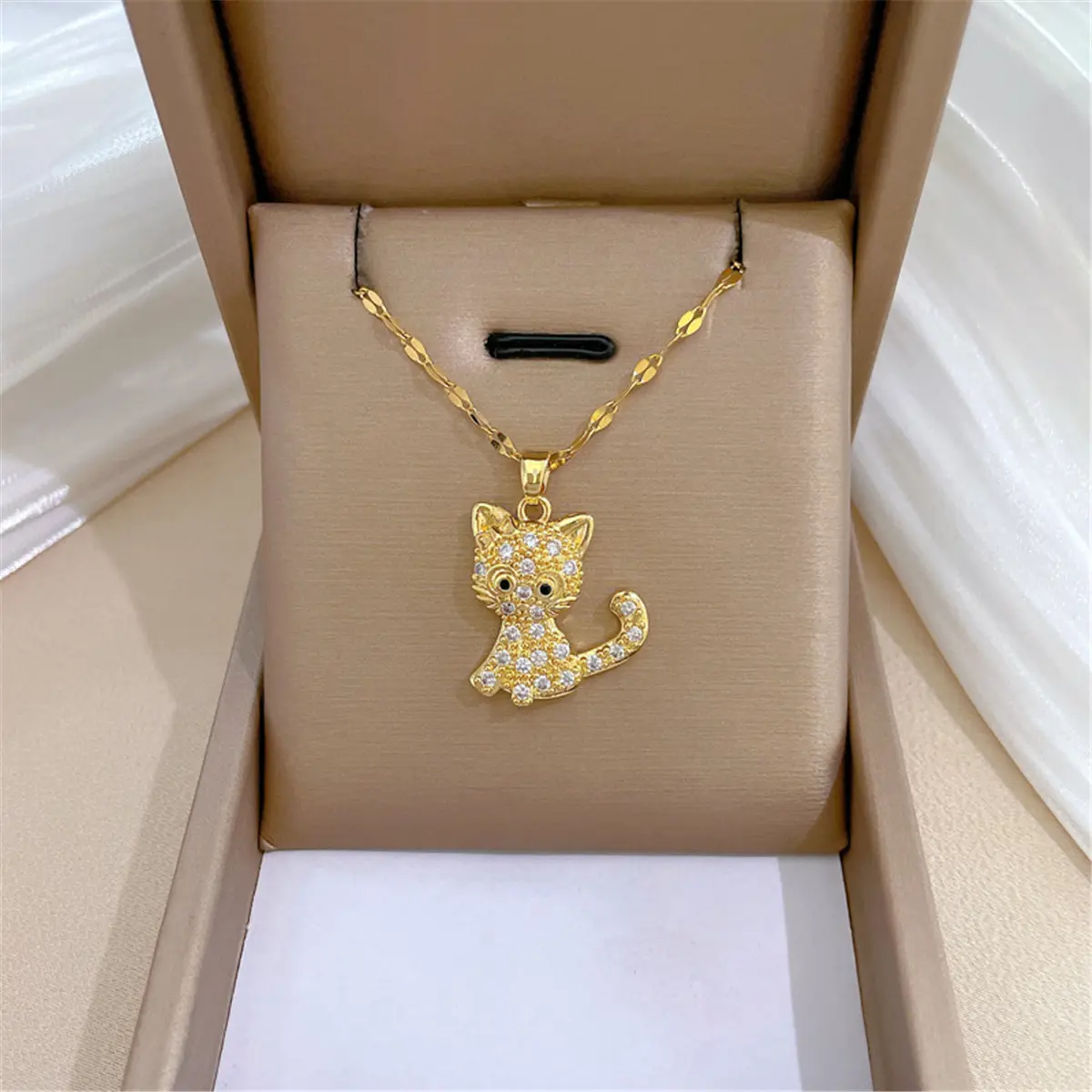 Women's Elegant Dainty Kitty Charm Necklace - Short Copper Cat Pendant with Sparkling Zirconia, Stainless Steel Chain, Geometric Feline-Inspired Daily Casual Jewelry Gift, Unisex Copper-Encrusted Accessory