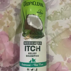TropiClean Oatmeal + Tea Tree Medicated Itch Pet Shampoo, 20oz