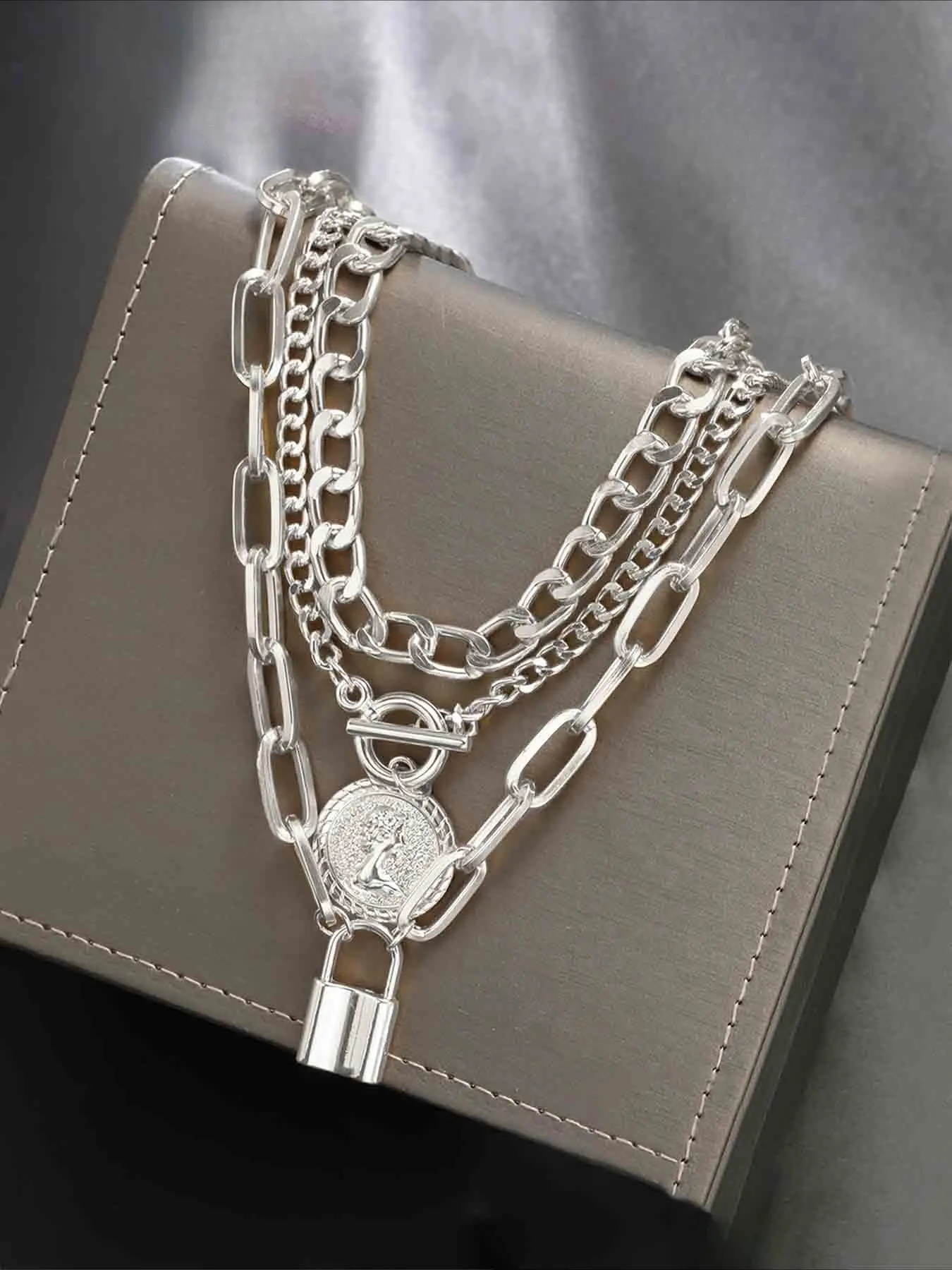 Women's Alloy Pendant Layered Necklace Set with Round Disc Design, Dainty Jewelry for Women, Casual Style Necklaces, Perfect Gift Idea