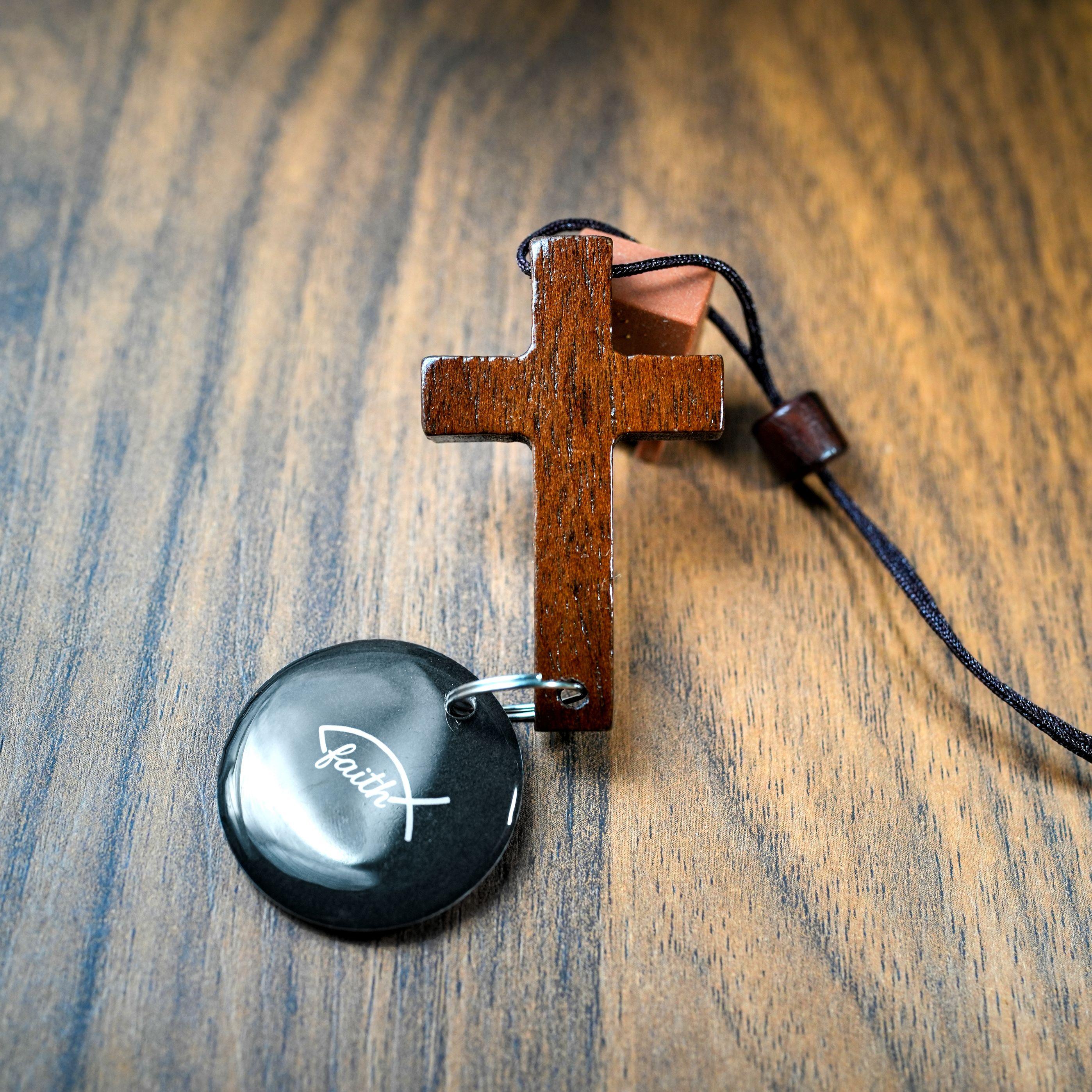 Daily Bible Verse Cross Ornament for Rearview Mirror – Christian Car Pendant with NFC Tag, Hanging Cross for Car Interior or Home, Holiday Gift & Faith Decoration.