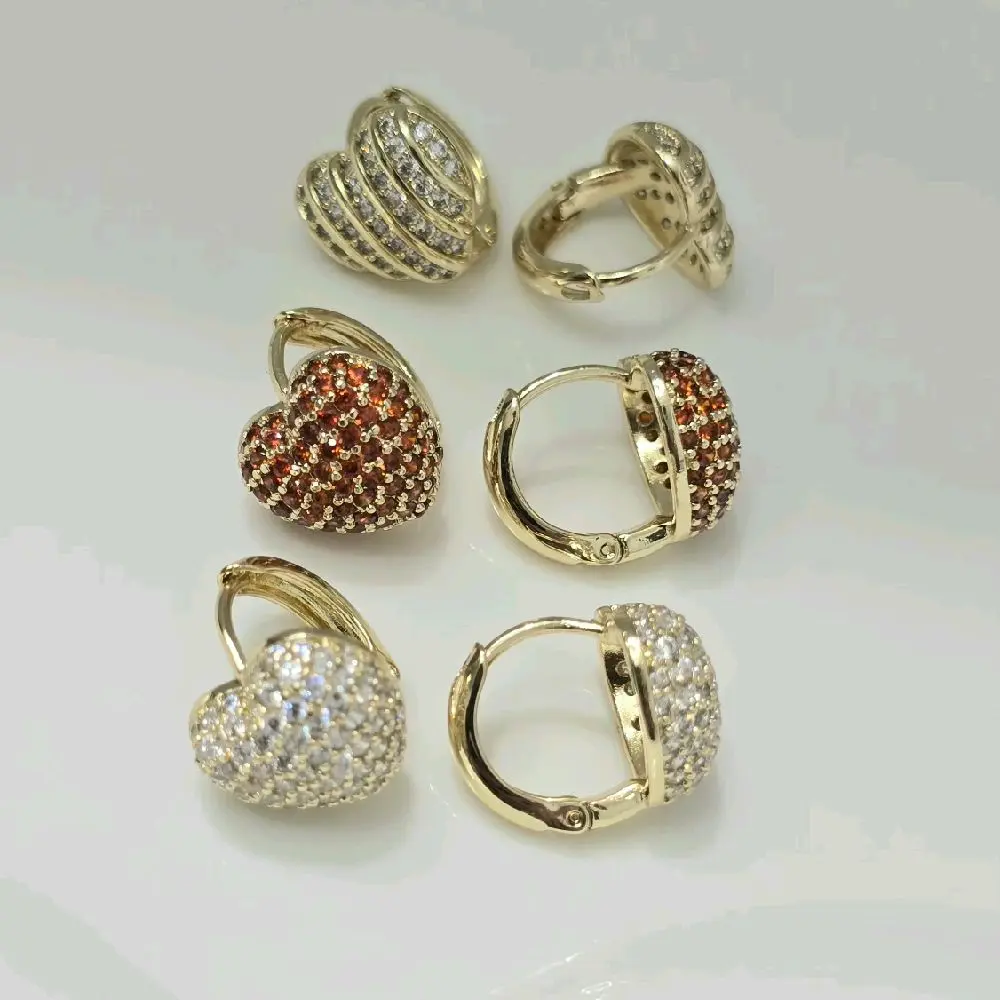 Pequeñas argollas con corazones. Corazon de zirconia de cubre toda tu orega. Tres estilos. Rojo, Clear y De rayas doradas. Laminado de alta calidad