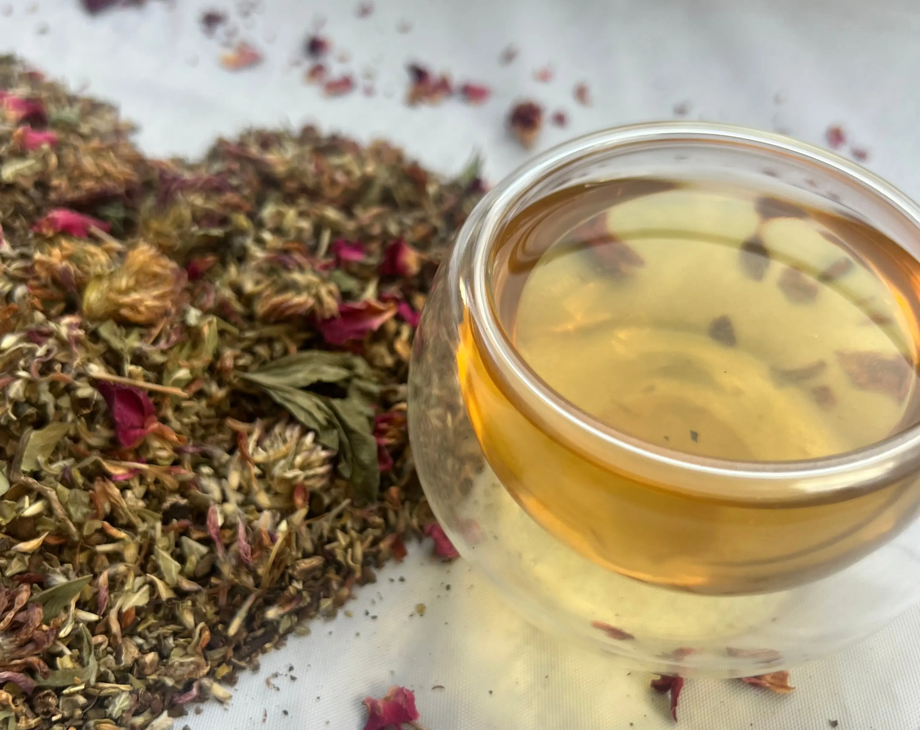 Blossom Queen Tea for Menopausal Women - Organic Black Cohosh, Red Clover, Tulsi, Damiana, Lemon Balm, Peppermint & Rose - Supports Hormonal Balance & Comfort