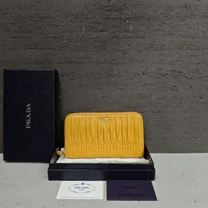Pre-owned PRADA As Shown Clutches & Wristlets SH 0733 wallet 26.03.09