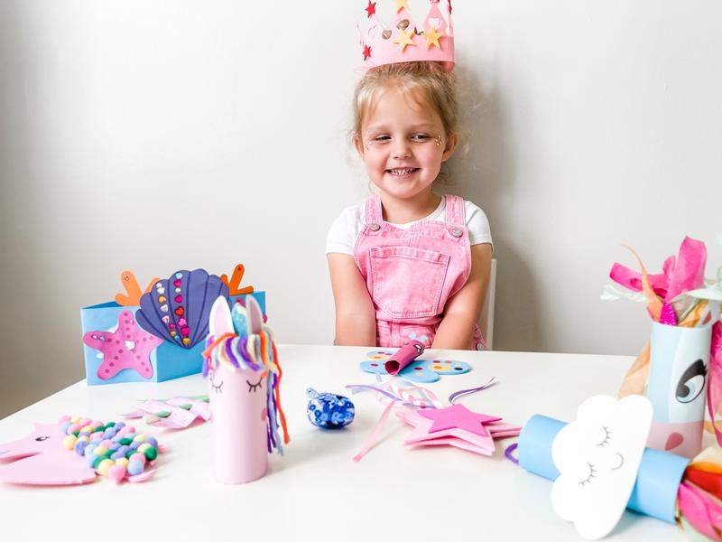 Mumaloo Craft Box for Kids Ages 3-8 – 10 Mess-Free Arts & Crafts Activities, DIY Toys with All Materials Included – Boosts Creativity & Fine Motor Skills