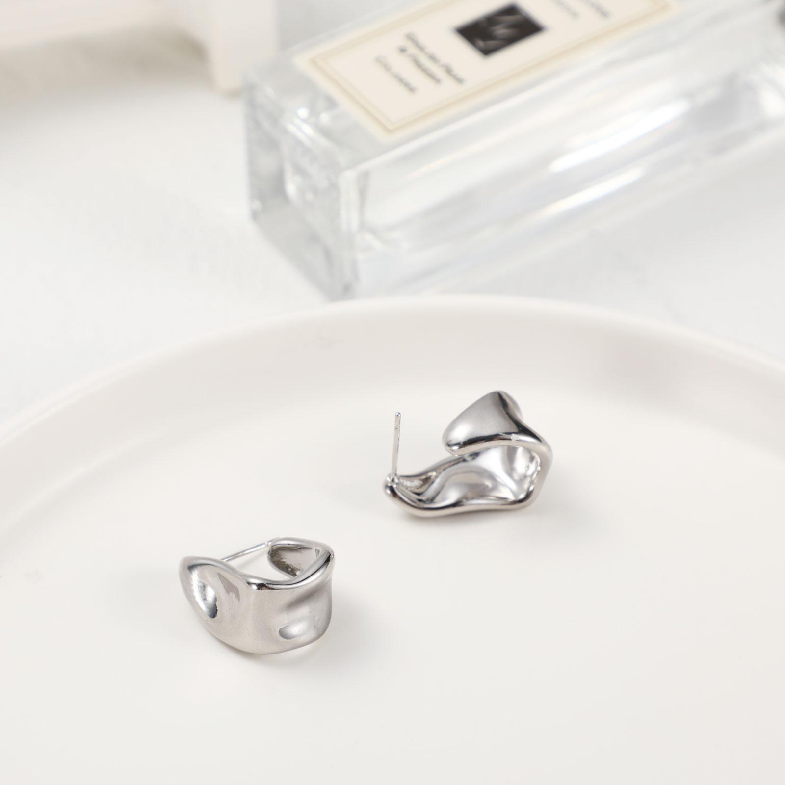 CAROVO Chunky Gold Stud Earrings for Women 14k Gold Plated Hypoallergenic Earrings Statement Trendy Fashion Gold Jewelry Gifts CAROVO Chunky Gold Stud Earrings for Women 14k Gold Plated Hypoallergenic Earrings Statement Trendy Fashion Gold Jewelry Gifts