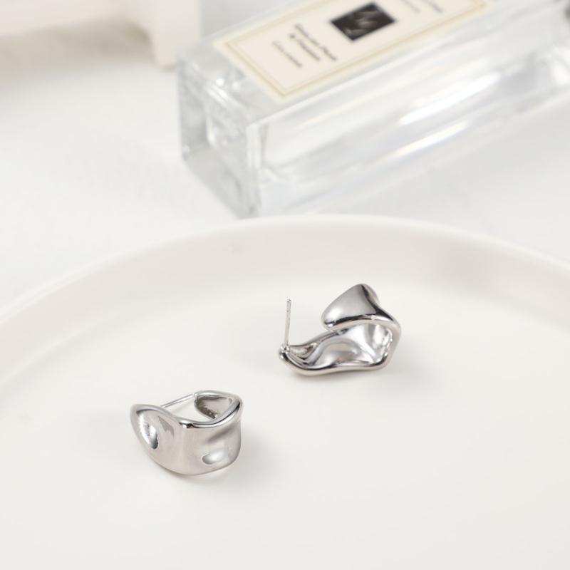 CAROVO Chunky Gold Stud Earrings for Women 14k Gold Plated Hypoallergenic Earrings Statement Trendy Fashion Gold Jewelry Gifts