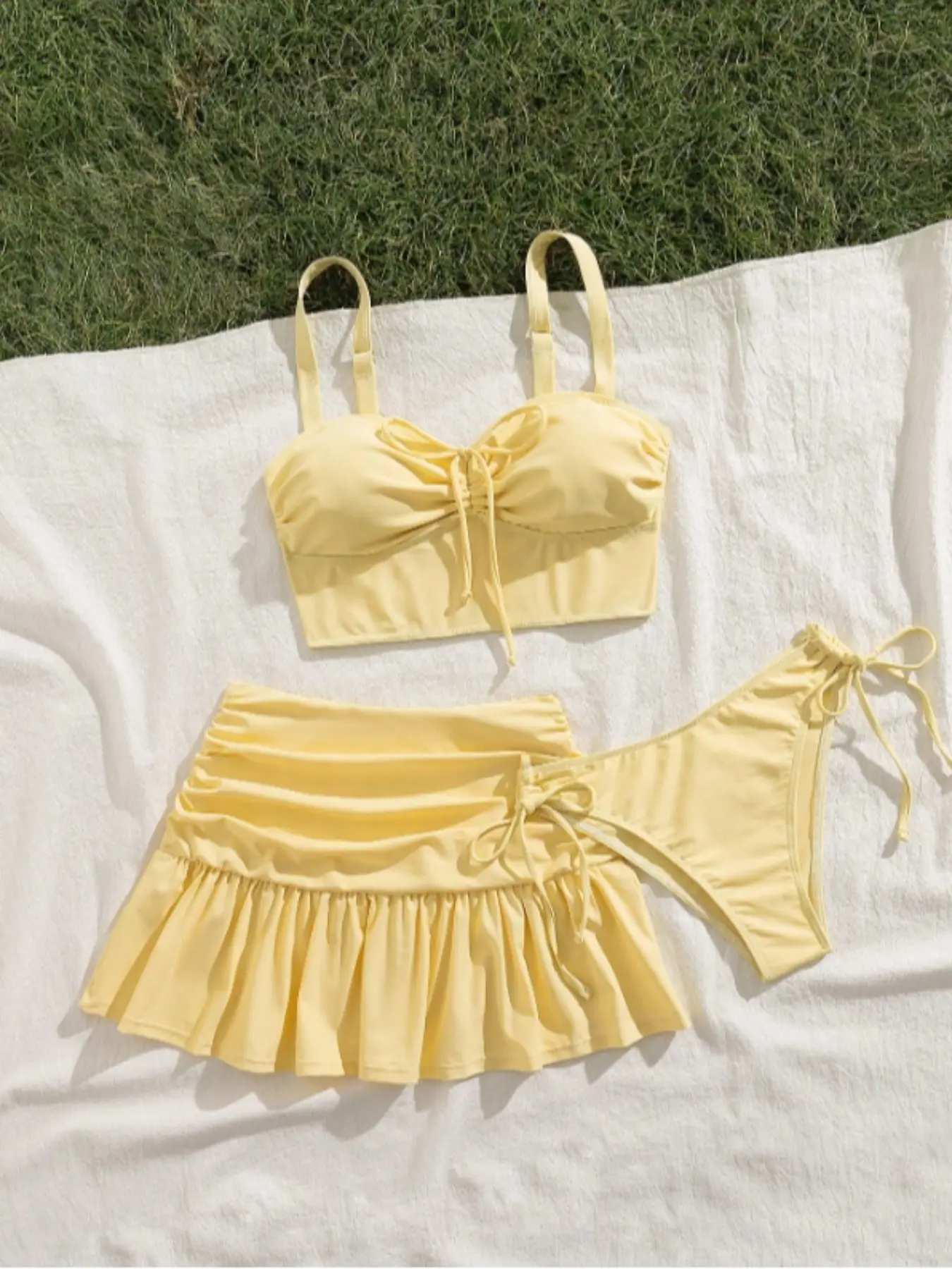 New Sexy Fashion Three-Piece Bikini Set, Adjustable Straps Swim Bra & Drawstring Side Swim Panty & Ruffled Short Skirt, Ideal for Beach and Pool Parties, Ruffle Bathing Suit, Summer Swimsuit Set, Swimsuit Set, Bikini Swimwear Set