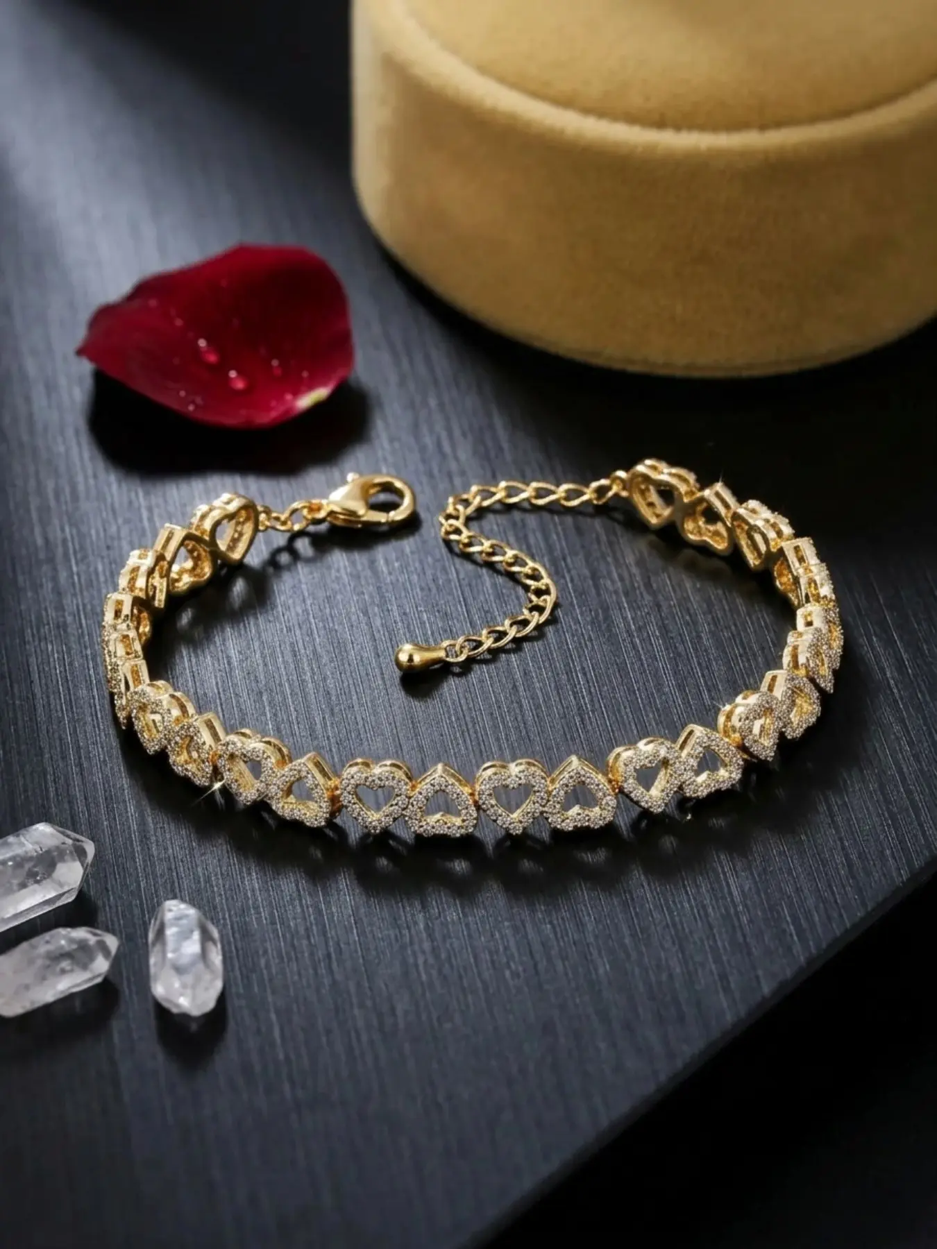 Heart-shaped bracelet adorned with artificial diamonds, Rhinestone bangle bracelet, a sparkling accessory for parties and everyday wear, perfect as a birthday or Mother's Day gift, Fashionable Bracelet Style