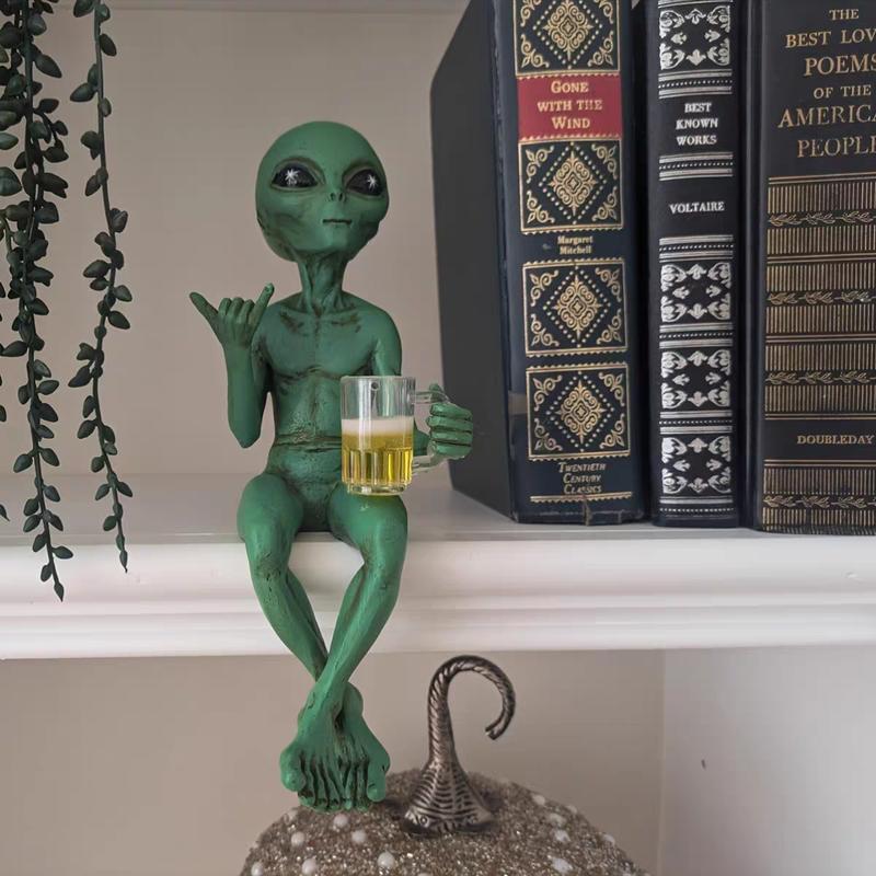Alien Design Beer-Drinking Statue, 1 Box Fun & Humorous Outer Space Decor, Alien Figurine with Beer Mug, Ideal Gift for Sci-Fi Fans, Ornaments