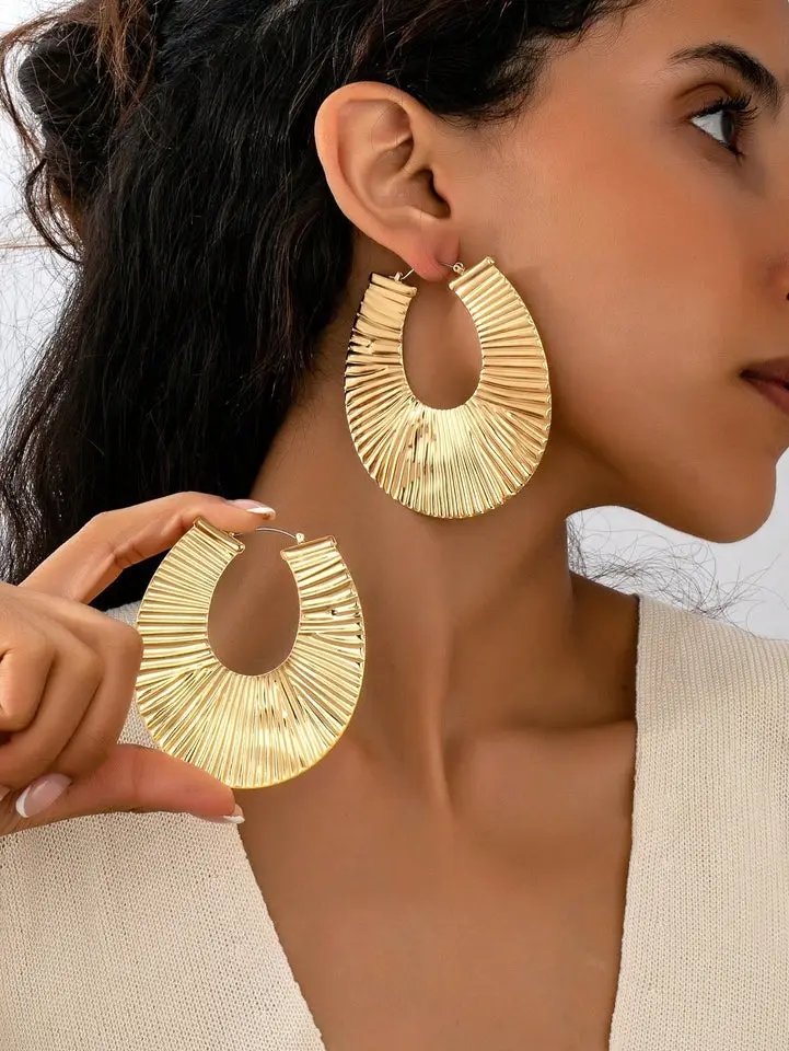 1 Pair Minimalist Vintage Exaggerated U-Shaped Textured Gold Hoop Earrings, Jewelry Accessory Suitable For Daily And Party Occasions