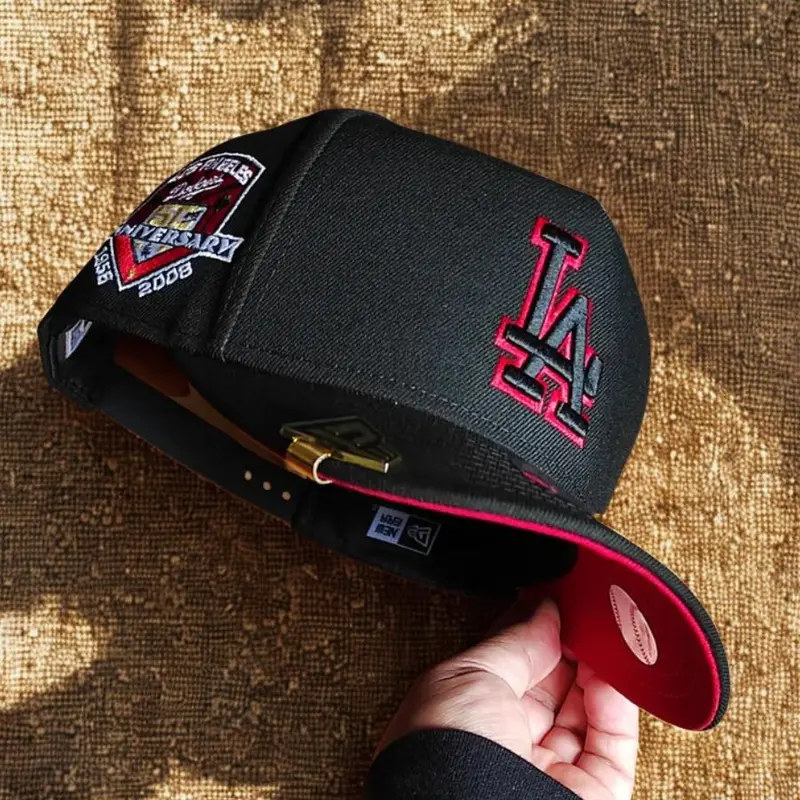 Los Angeles Dodgers New Era Snapback Baseball Cap – Black Flat Brim Hat with Red LA Logo, Anniversary Side Patch & Red Underbrim, MLB Headwear, Limited Edition 2025 Urban Streetwear Gorra premium, moda urbana para hombres y mujeres