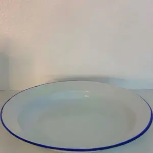 Plat emaye or white enamel plate