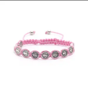 Pulsera artesanal con medalla de san Benito, rosario trenzado, cruz con cuencas, pulsera clásica de oración, joyería religiosa de protección católica.