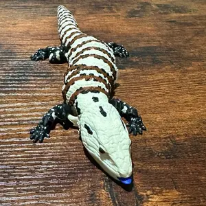Blue Tongue Skink Articulated 11-inch Movable Tongue Detailed Animal Model for Collectors