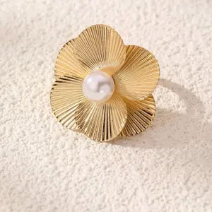 Anillo flor dorada con perla imitación