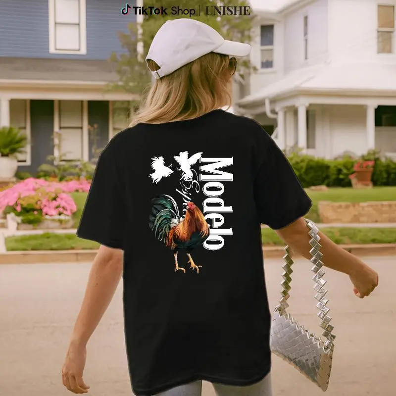 Modelo Rooster T-Shirt - Bold Rooster Graphic With Dynamic Fighting Cocks , Perfect For Beer Lovers And Fiesta Enthusiasts, Retro Gangster Mexican Streetwear, Spanish Quote Shirt, Full Color Casual Streetwear for Men & Women