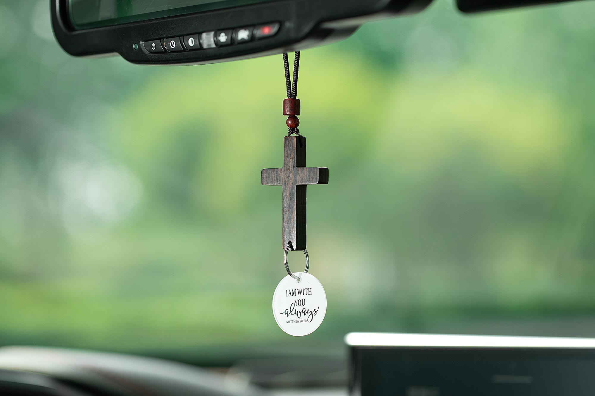 Bible Verse Car Rearview Hanging Cross Ornament "I Am With You Always" Solid Sandalwood Carving Hand-Sanded Christian Accessory for Car Mirror Decor Spiritual Touch Ideal Gift for Holidays - Automotive