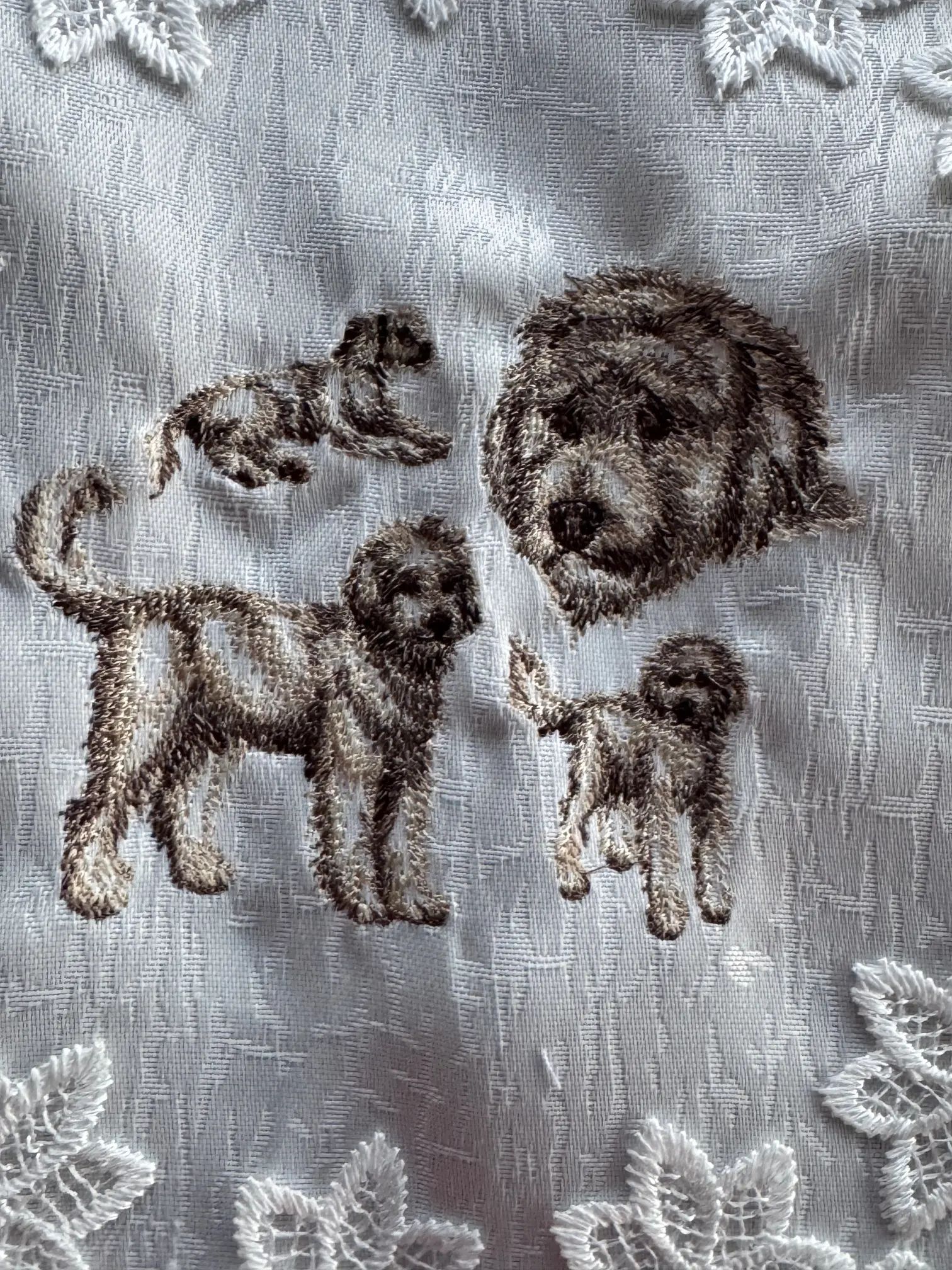 16 In Goldendoodle Machine-Embroidered Doily, Charming Goldendoodle Design Indoor Household Textile Tabletop Decor, No-Redundancy Room & Whimsical Home Decor Kitchen Linen, Room Decor