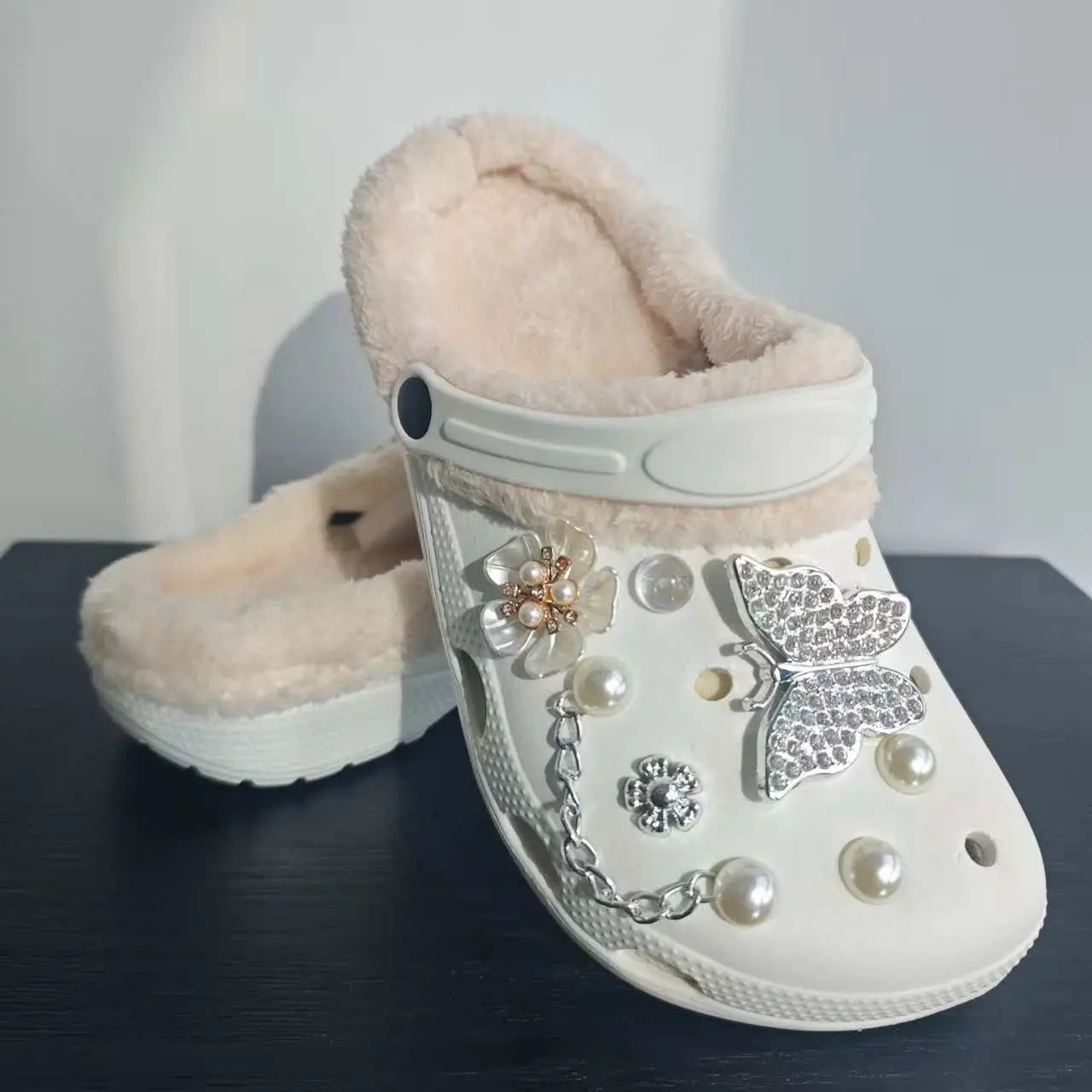 Women's Soft Clog Slippers, Cute Fuzzy Slide for Girl with Butterfly Pearl Charms, Warm Fur-Lined Cushioned Indoor House Shoes, Fashionable Home Slippers, Butterfly Decorated Slides, Eva Foam, Ankle, Indoor/Outdoor