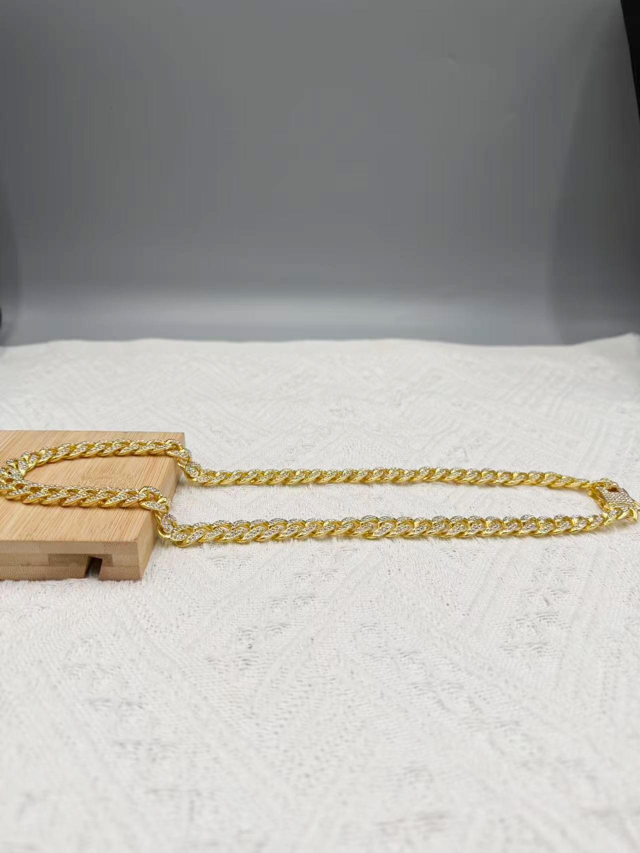 QGANCLE Hip-hop style Cuban chain pendant necklace - personalized men's necklace - an excellent gift for your boyfriend. Universal design for both men and women. Personalized droplet pendant necklace with personalized pendant.