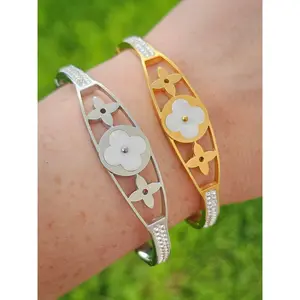Stainless steel seashell clover bangle