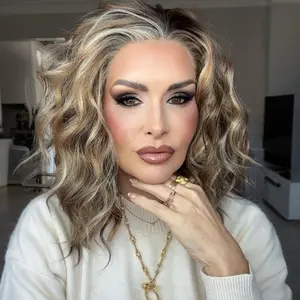 IMstyle Amber New Money Canyon Calico Honey & Caramel Blonde Ash Brown Short Wavy Curly Hairstyle Free Parting Glueless 13*4 Lace Front Wigs Heat Friendly Synthetic Wig for Women Daily Wear