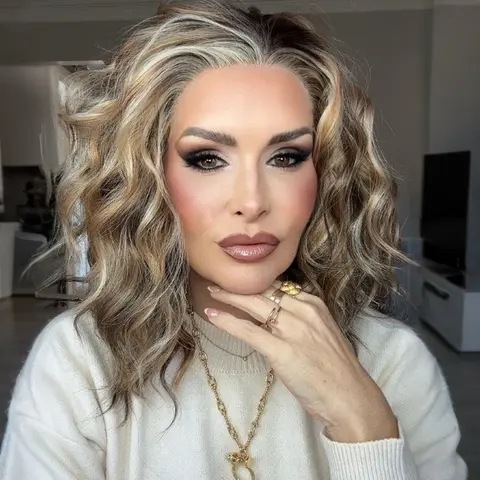 IMstyle Amber New Money Canyon Calico Honey & Caramel Blonde Ash Brown Short Wavy Curly Hairstyle Free Parting Glueless 13*4 Lace Front Wigs Heat Friendly Synthetic Wig for Women Daily Wear